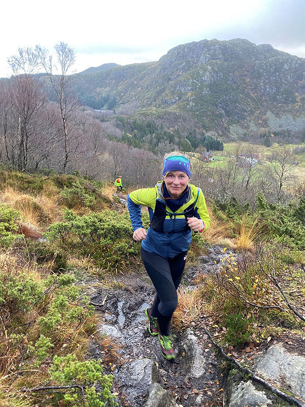 Lise Bergheim Mikkelsen på vei opp til Nordgardsfjellet