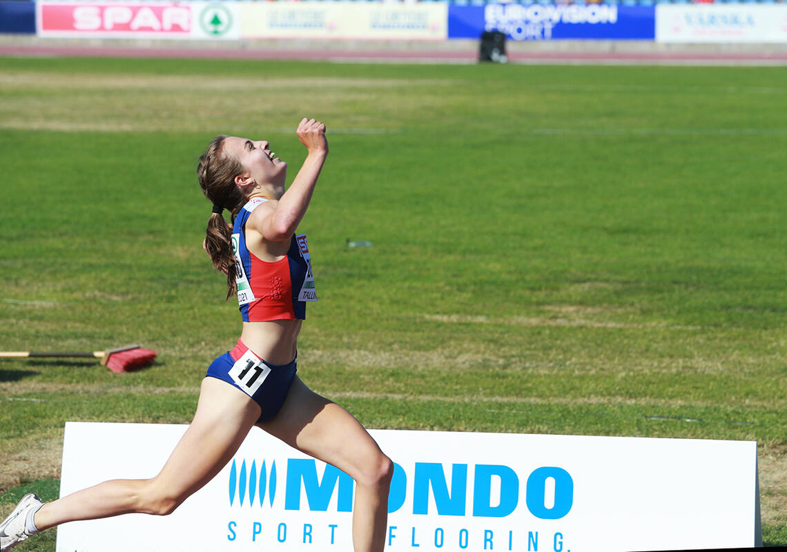 Ingeborg Østgård spurta fra konkurrentene og kunne juble for gull på 1500 m i U20-EM i Tallinn. (Foto: Kjell Vigestad) 