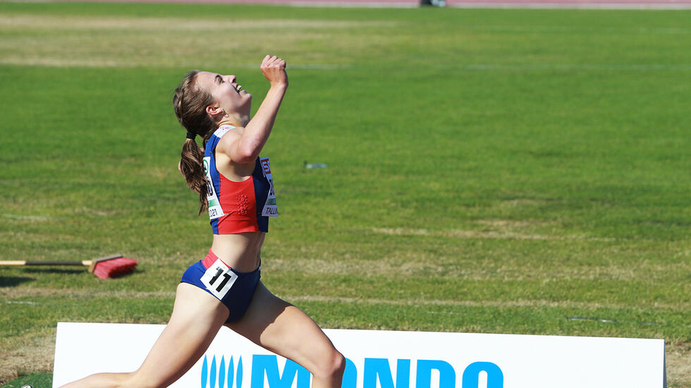Ingeborg Østgård spurta fra konkurrentene og kunne juble for gull på 1500 m i U20-EM i Tallinn. (Foto: Kjell Vigestad)