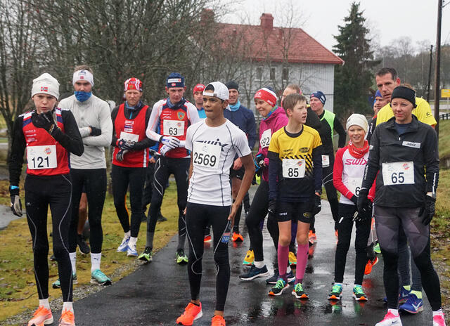 Det nærmer seg fellesstart i ruskeværet. Ulrik Jåvoll Hagen (121), Peder Robøle-Sørensen (63), Haakon Kamlesh Heltzet Sørstad (2569), Sivert Rusten (85), Magnus Rusten (67), Trude Melbye (65) m.fl. (Foto: Bjørn Saksberg) Det nærmer seg fellesstart i ruskeværet. Ulrik Jåvoll Hagen (121), Peder Robøle-Sørensen (63), Haakon Kamlesh Heltzet Sørstad (2569), Sivert Rusten (85), Magnus Rusten (67), Trude Melbye (65) m.fl. (Foto: Bjørn Saksberg)
