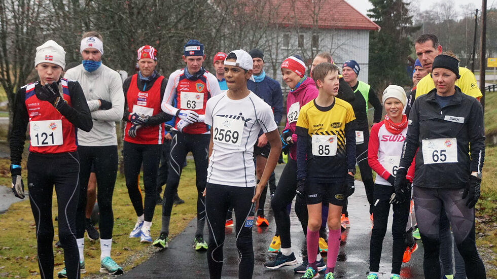 Det nærmer seg fellesstart i ruskeværet. Ulrik Jåvoll Hagen (121), Peder Robøle-Sørensen (63), Haakon Kamlesh Heltzet Sørstad (2569), Sivert Rusten (85), Magnus Rusten (67), Trude Melbye (65) m.fl. (Foto: Bjørn Saksberg)