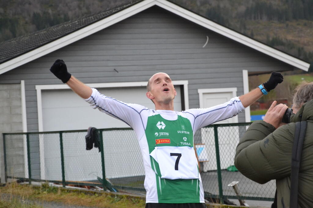 Olger  Pedersen  jubler for seier. Foto: Arrangør