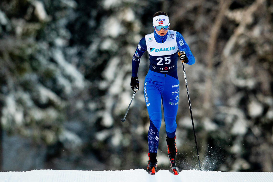 21 år gamle Nora Sanness er en av mange som går fort på ski i den blå Kjelsås-drakten. (Foto: Bildbyrån, Vegard Wivestad Grott)