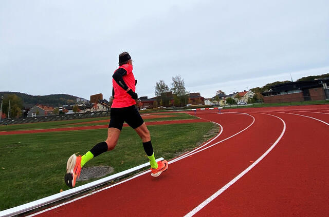 Med et tydelig mål i sikte gjør Cato Thunes daglig den treningen trener Sindre Buraas mener må til. Her i fint driv på Marienlyst stadion i Drammen. (Foto: Sarah Thunes)