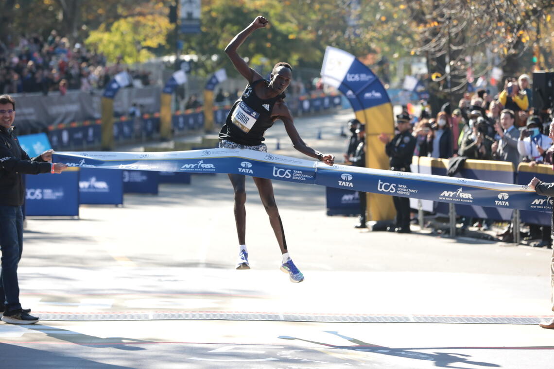 Albert Korir kunne søndag juble over å ha vunnet den 50. utgaven av New York Marathon. Det gjorde kenyaneren på 2.08.22. (Foto: New York City Marathon)