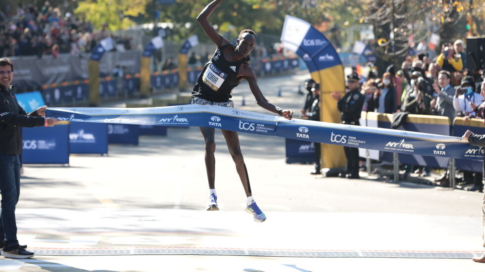 Albert Korir kunne søndag juble over å ha vunnet den 50. utgaven av New York Marathon. Det gjorde kenyaneren på 2.08.22. (Foto: New York City Marathon)