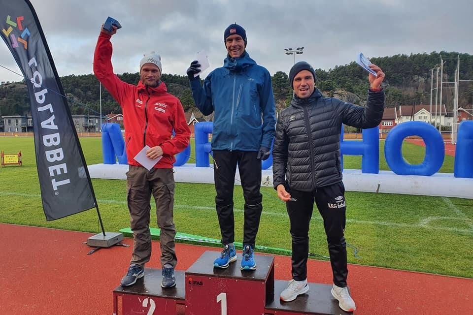 De tre beste menn i Morothon 2021 (fra v.): Lars Aasheim Svaland, Vegard Danielsen og Thomas Lindal. (Foto fra løpets facebookside)