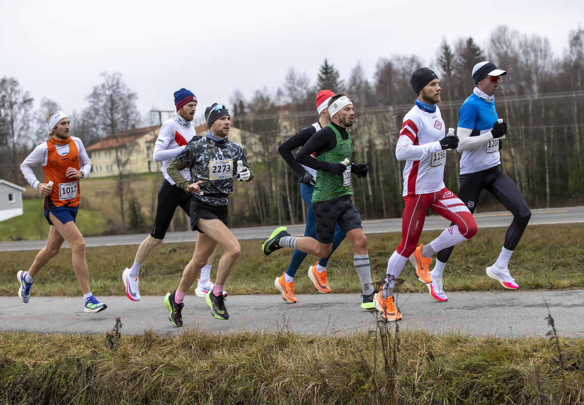 Magnus Erstad nest bakerst ligger godt pakket inn av tetfeltet på maraton + egne harer. (Foto: Bjørn Hytjanstorp)