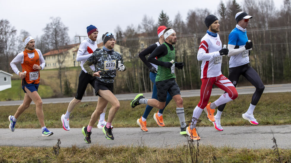 Magnus Erstad nest bakerst ligger godt pakket inn av tetfeltet på maraton + egne harer. (Foto: Bjørn Hytjanstorp)