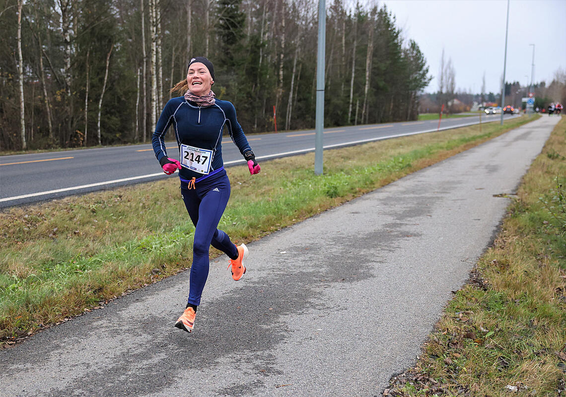 Kristine Beate Walhovd i fint driv mot en glimrende tid på den nye 50-km-distansen på Jessheim Vintermaraton. (Foto: Marianne Røhme)