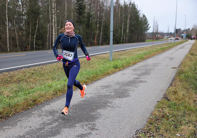 Kristine Beate Walhovd i fint driv mot en glimrende tid på den nye 50-km-distansen på Jessheim Vintermaraton. (Foto: Marianne Røhme) Kristine Beate Walhovd i fint driv mot en glimrende tid på den nye 50-km-distansen på Jessheim Vintermaraton. (Foto: Marianne Røhme)