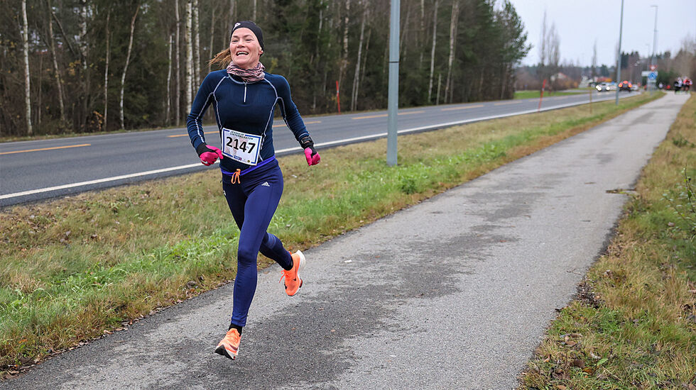 Kristine Beate Walhovd i fint driv mot en glimrende tid på den nye 50-km-distansen på Jessheim Vintermaraton. (Foto: Marianne Røhme)
