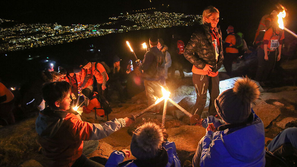 I Fakkeltoget på Løvstakken er det magien med fakler i mørket og byens lys under seg som skal oppleves. (Foto: Arne Dag Myking)