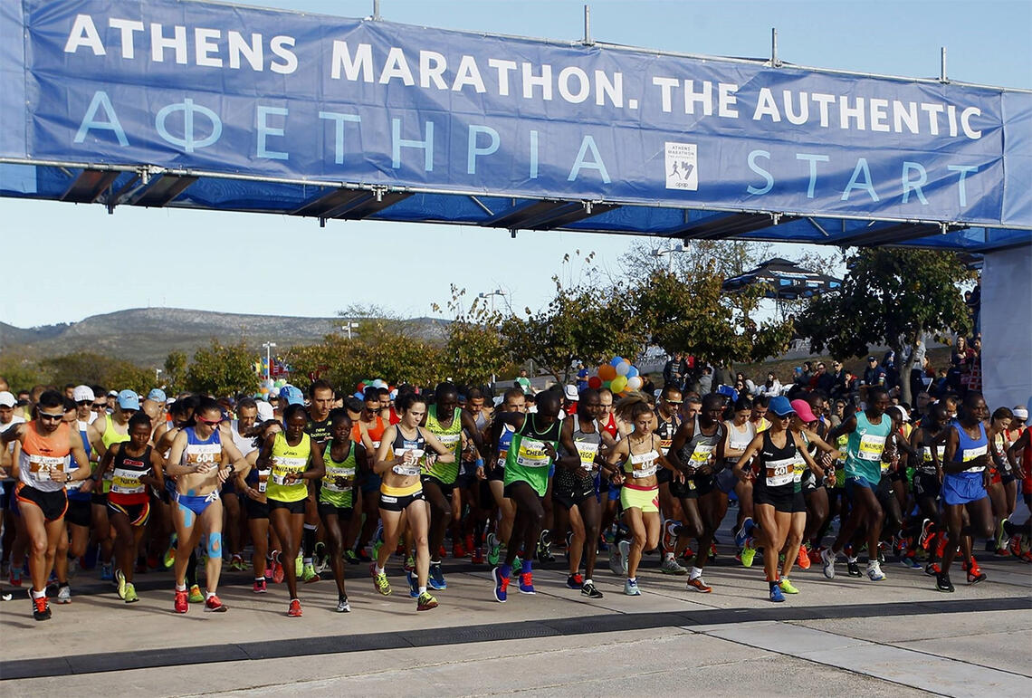 Forventningsfulle løpere la ut fra start i Marathon med Olympiastadion i Athen som mål for dagens anstrengelse. (Foto: arrangøren)
