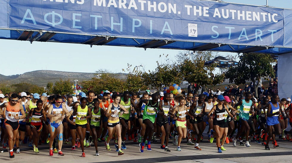 Forventningsfulle løpere la ut fra start i Marathon med Olympiastadion i Athen som mål for dagens anstrengelse. (Foto: arrangøren) 