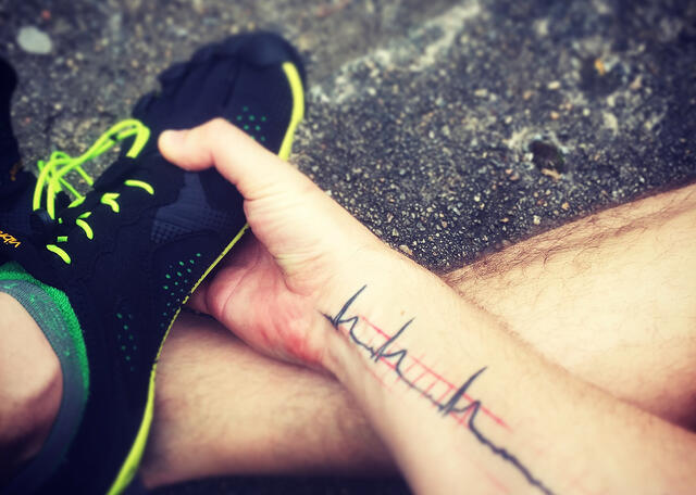 Inspirert av boka Born to Run kjøpte artikkelforfatteren seg five-fingers-sko. (Foto: privat)
