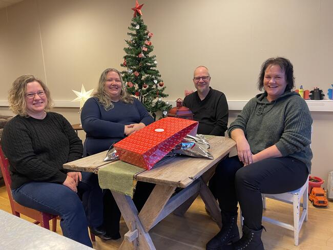 Orkland frivilligsentral håper på god respons på årets juleaksjon. Fra venstre: Rachel Hammervik, Eli Anne Kalseth, Tom Brendmo og Jannicke Meland.