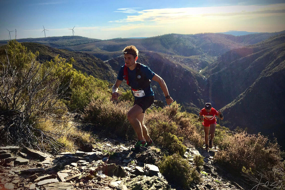 Aders Kjørevik på vei opp de mange høydemeterne i Portugal-fjellene. (Foto: arrangøren)