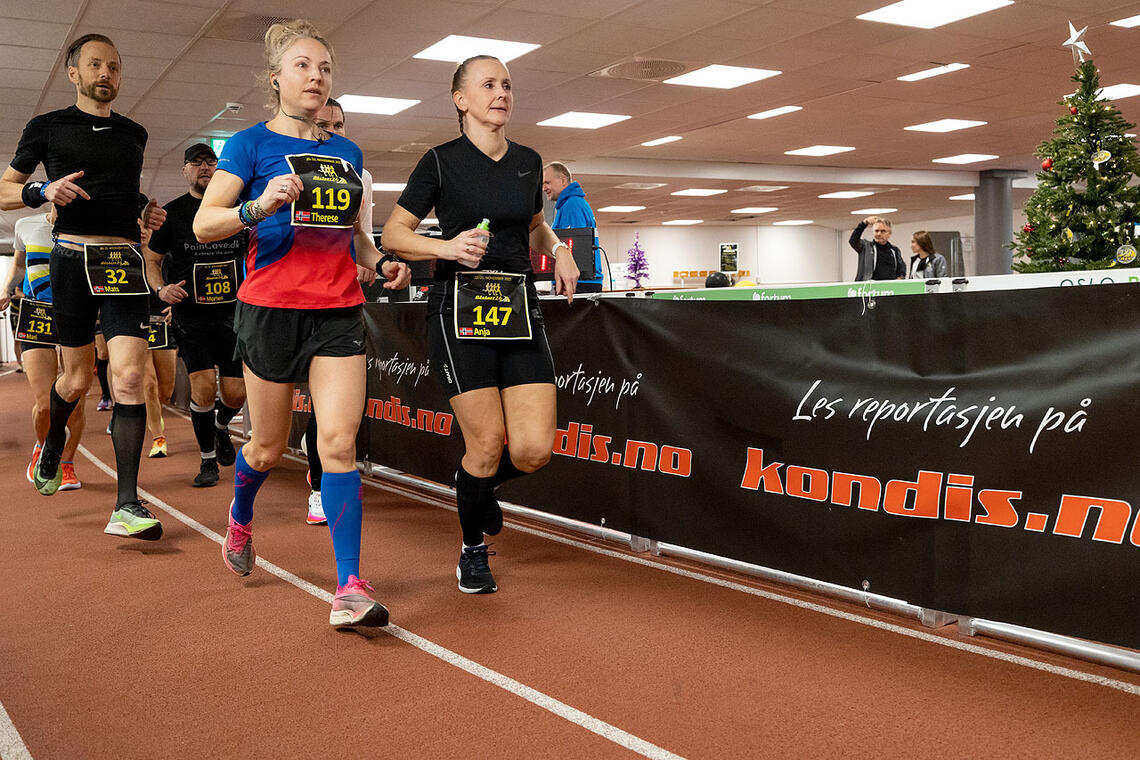 Her er Therese Falk i fint driv, hun er en av de kvinnene som løper raskest.  Her passerer hun Anja Meland Kongsland. (Alle foto: Samuel Hafsahl)