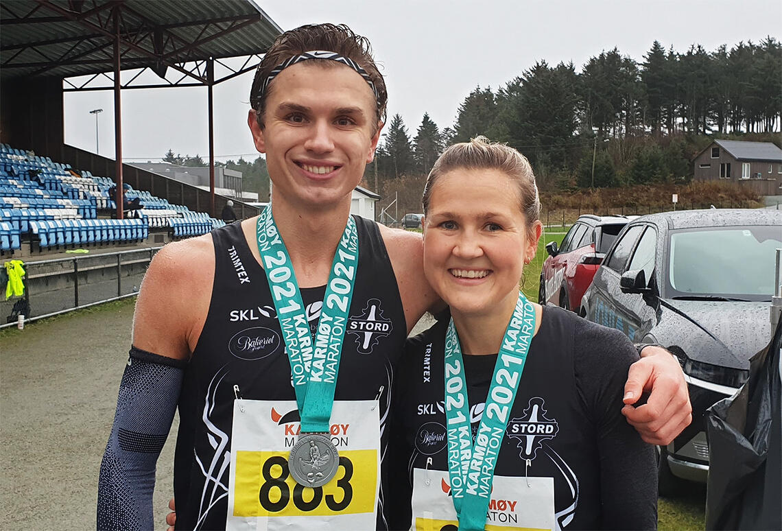 Stord-duoen Lars Lunde og Pernilla Epland kunne smile etter å ha sprungi i mål som vinnarar på 10 kilometeren i Karmøy Maraton. (Foto: arrangøren)