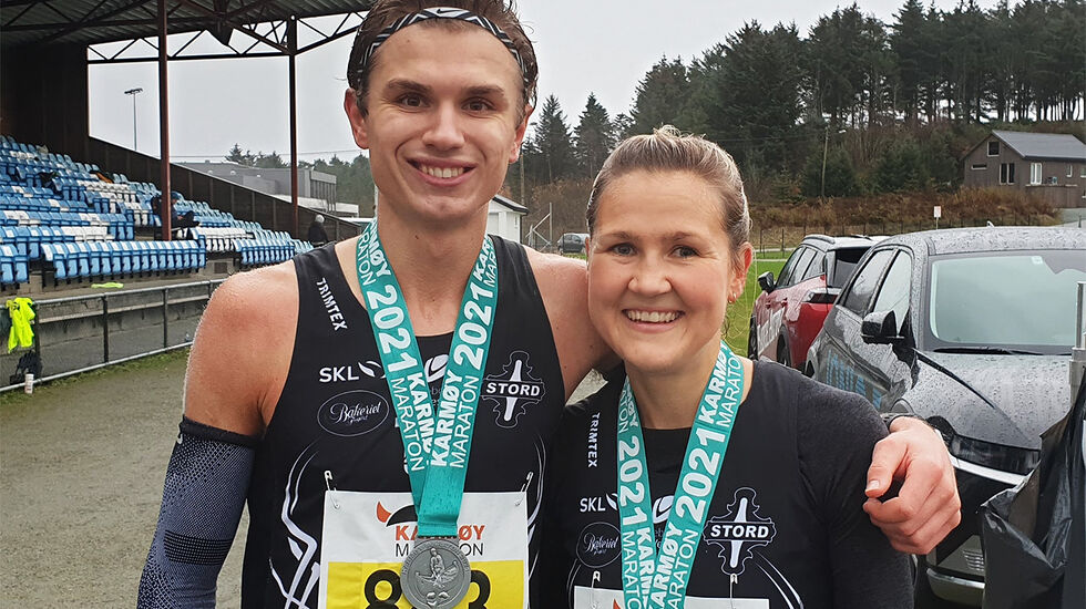Stord-duoen Lars Lunde og Pernilla Epland kunne smile etter å ha sprungi i mål som vinnarar på 10 kilometeren i Karmøy Maraton. (Foto: arrangøren) 