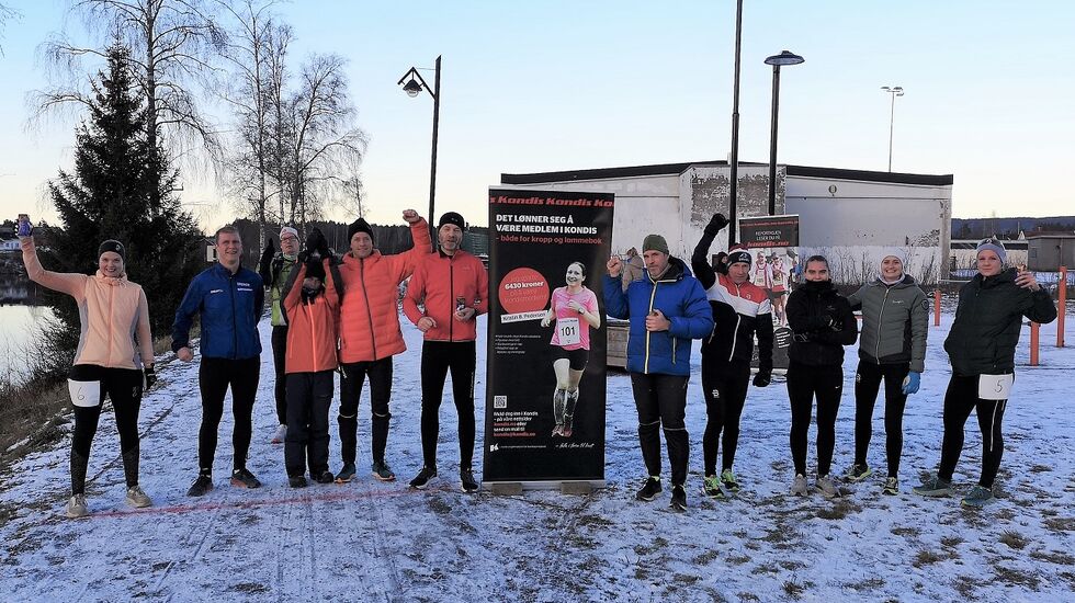 Halvparten av lørdagens kondisløpere samlet ved Rolfshallen helt på tampen av en sprek dag langs Glomma. (Foto: Rolf Bakken)