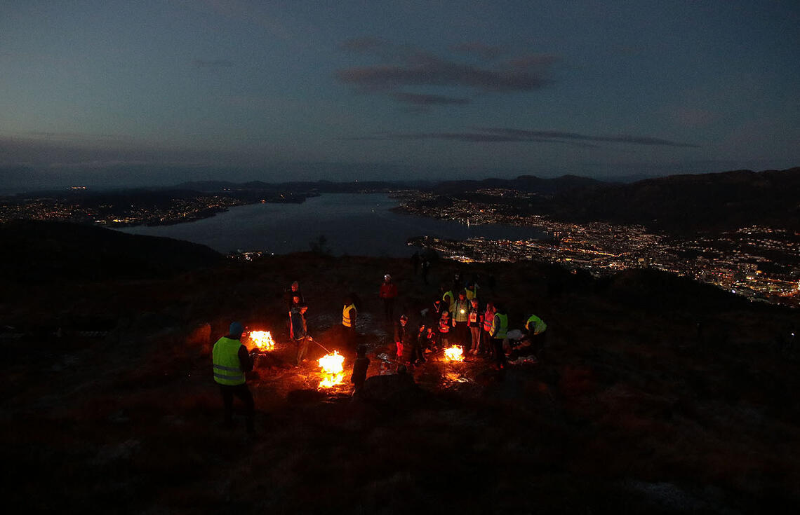 Det var samling rundt bålene på Løvstakken, med utsikt mot lysene fra Bergen by. (Alle foto: Arne Dag Myking).
