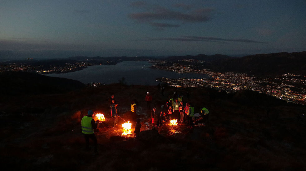 Det var samling rundt bålene på Løvstakken, med utsikt mot lysene fra Bergen by. (Alle foto: Arne Dag Myking).