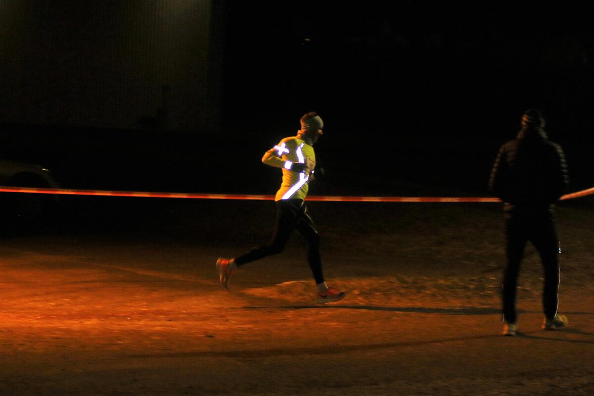 Henning Mortensen i ensom majestet ved Prestrudhallen ved passering 4 km.