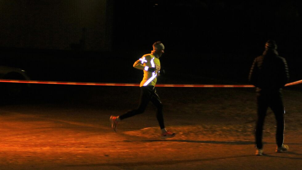 Henning Mortensen i ensom majestet ved Prestrudhallen ved passering 4 km. (Foto: Esther Innselset)