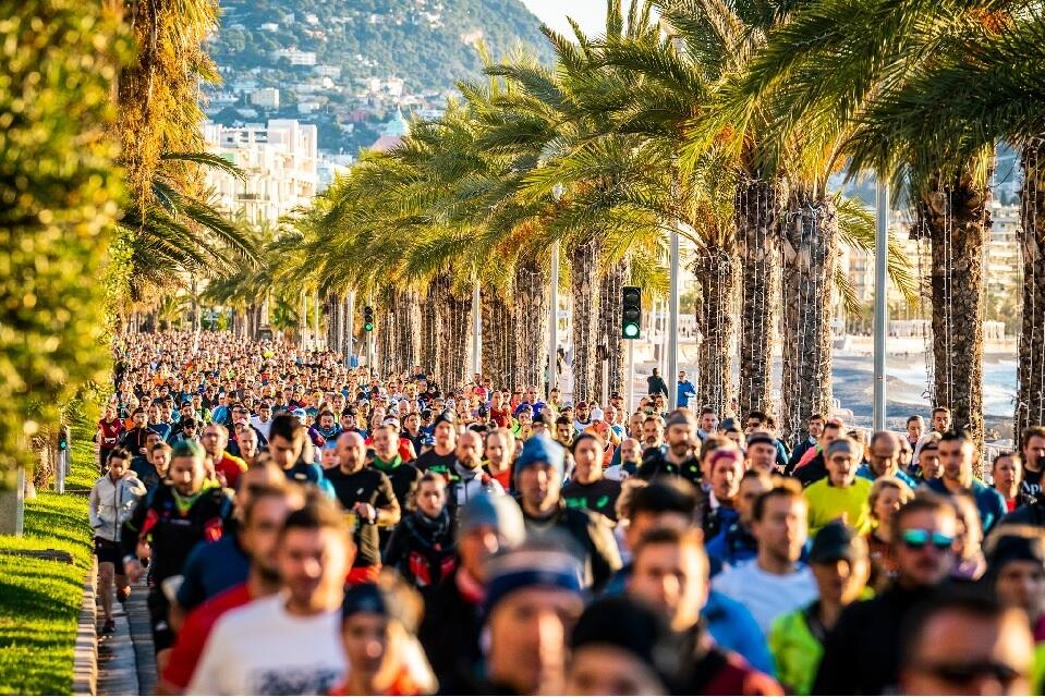 Fra strandpromenaden i Nice og starten av årets Marathon des Alpes Maritimes, Nice-Cannes  (foto: https://www.facebook.com/marathonnicecannes).