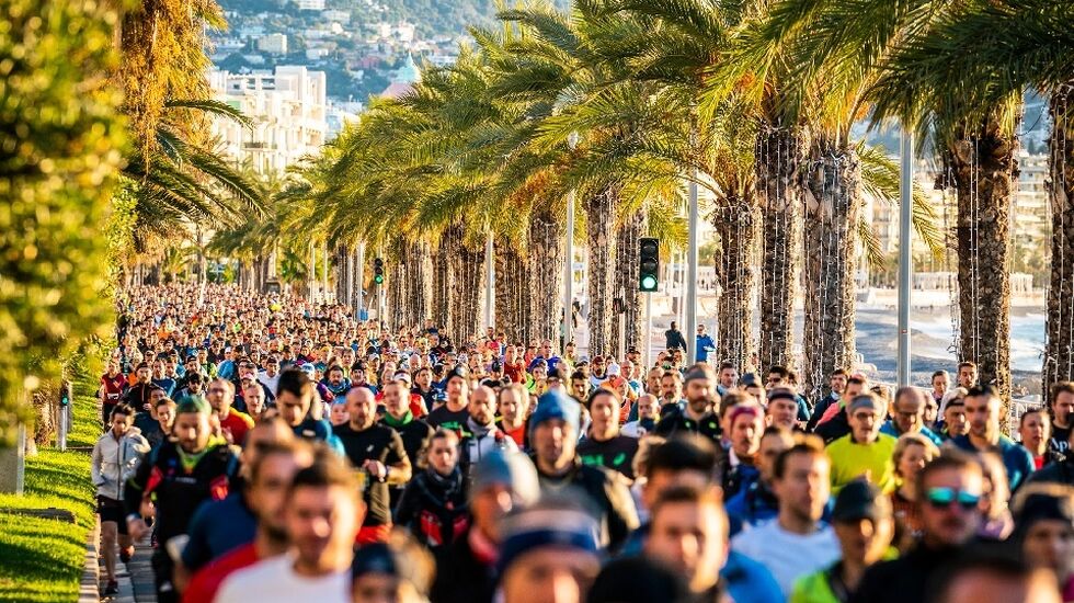 Fra strandpromenaden i Nice og starten av årets Marathon des Alpes Maritimes, Nice-Cannes  (foto: https://www.facebook.com/marathonnicecannes).