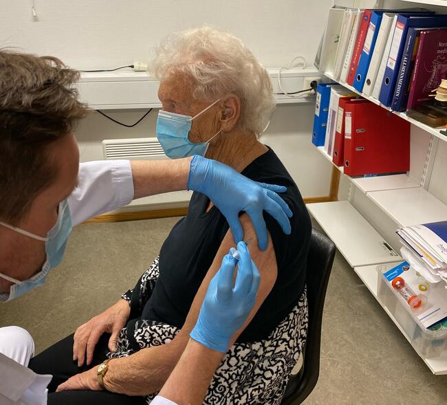 Bilde av Borghild Bolme som får tredje vaksinedose