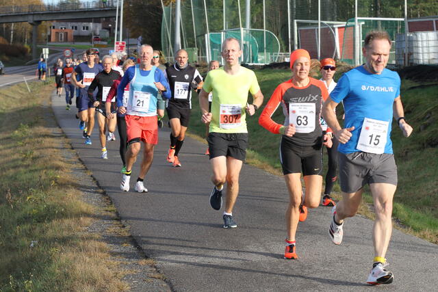 Tone Fløttum med nr 63 vant motbakkeløpet i Vinterkarusellen. Bildet er fra 1. løp på Lørenskog der hun ble nummer to på halvmaraton. (Foto: Olav Engen)