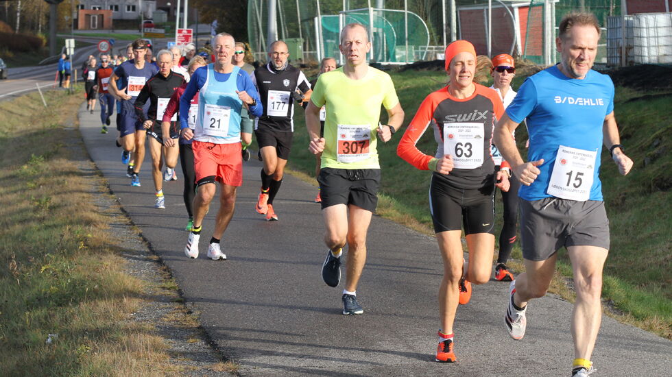 Tone Fløttum med nr 63 vant motbakkeløpet i Vinterkarusellen. Bildet er fra 1. løp på Lørenskog der hun ble nummer to på halvmaraton. (Foto: Olav Engen)