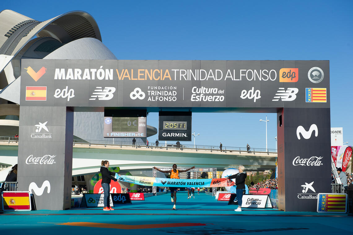 Lawrence Cherono løper over målstreken som vinner av årets Valencia Marathon. (Foto: arrangør)
