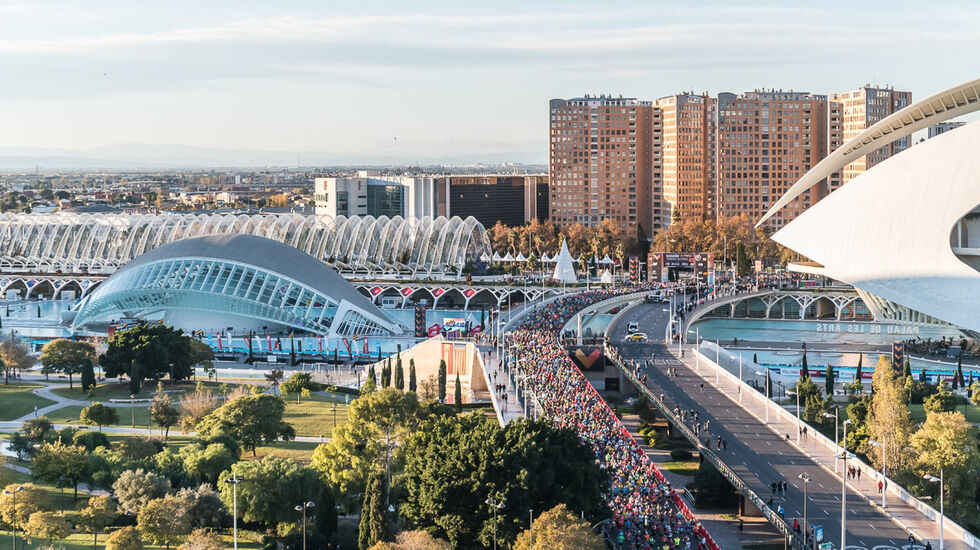 Fantastiske omgivelser:  Kulturbygninger og parkanlegg rundt start og mål for Valencia Marathon er helt spesielle og danner en flott ramme rundt løpet. (Foto: arrangøren)