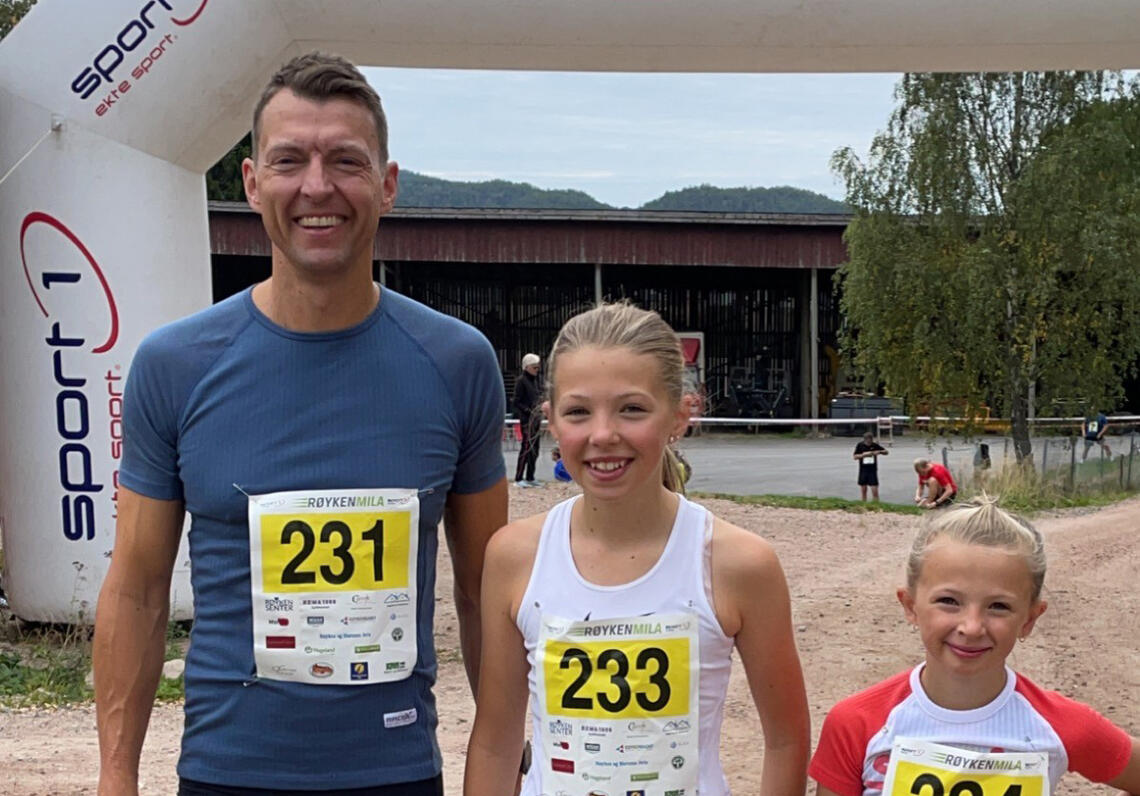 Idrettsgleden var helt klart på plass da Magnus, Hannah Martine og Filippa Bergh deltok i Røykenmila i september. (Foto: privat)