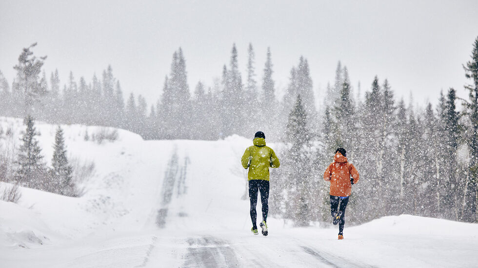 Med rett skotøy, og bekledning, går det fint an å løp utendørs også om vinteren. Kondis har testet sko med pigger for vinterløping. (Illustrasjonsfoto: Icebug)