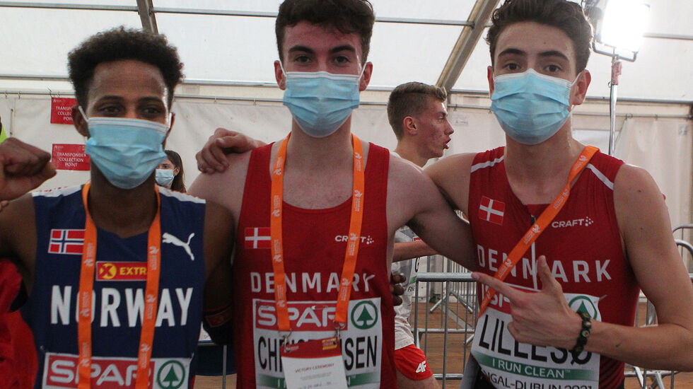 Medaljevinnere i MU20 rett etter målgang: Axel Vang Christensen flankert av Abdullahi Dahir Rabi og  og Joel Ibler Lillesø. (Foto: Kjell Vigestad)