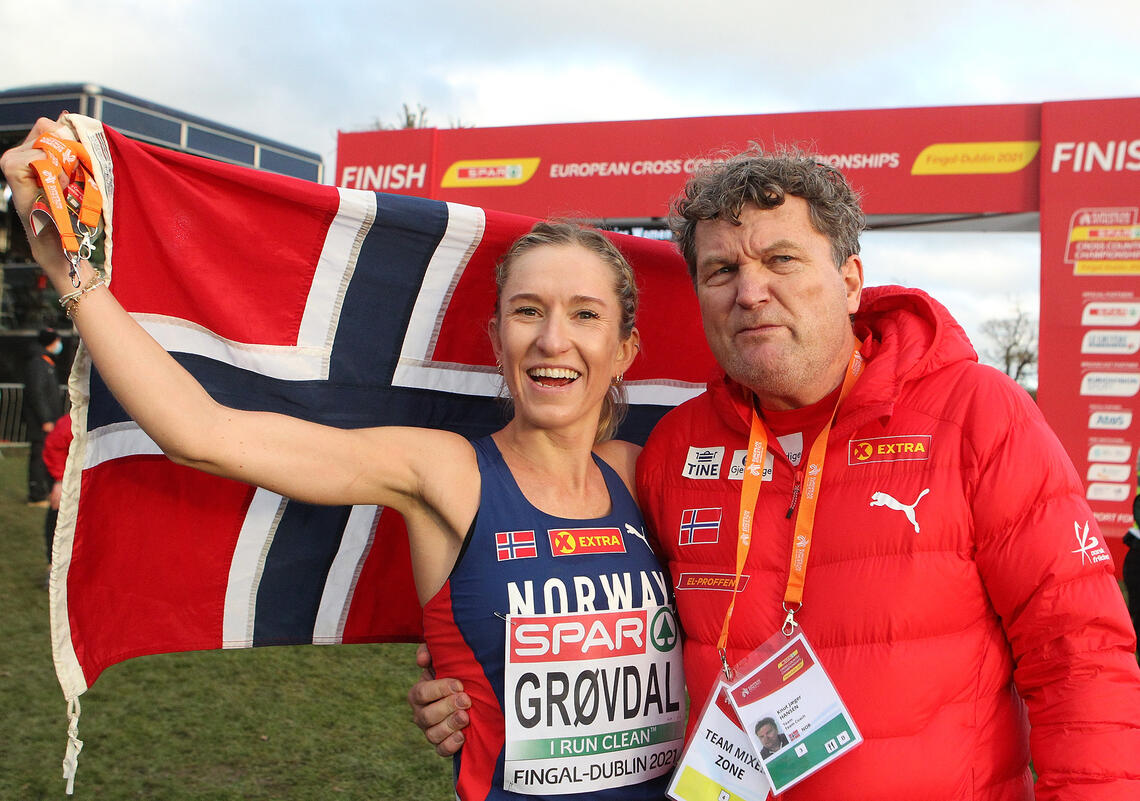En overlykkelig Karoline Bjerkeli Grøvdal sammen med sin trener Knut Jæger Hansen etter at gullet var sikret i Dublin. ( Foto: Kjell Vigestad)