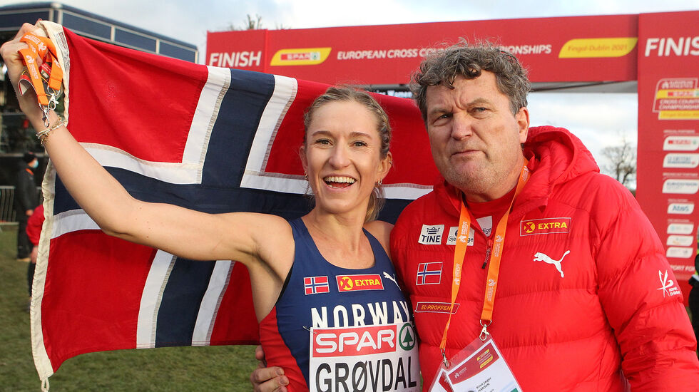 En overlykkelig Karoline Bjerkeli Grøvdal sammen med sin trener Knut Jæger Hansen etter at gullet var sikret i Dublin. ( Foto: Kjell Vigestad)