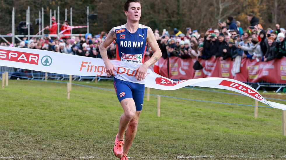 Jakob Ingebrigtsen bryter målseilet på mesterlig vis etter en halv times oppvisning i elegant og taktisk løping. (Foto: Kjell Vigestad)