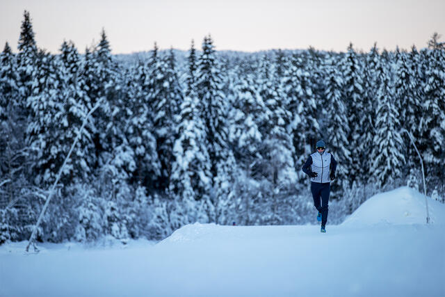 For de fleste fungerer det bedre med ekstra klær enn ekstra vekt for å komme seg frisk og glad gjennom den kalde årstida. (Foto: Sylvain Cavatz)