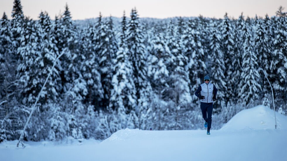 For de fleste fungerer det bedre med ekstra klær enn ekstra vekt for å komme seg frisk og glad gjennom den kalde årstida. (Foto: Sylvain Cavatz)