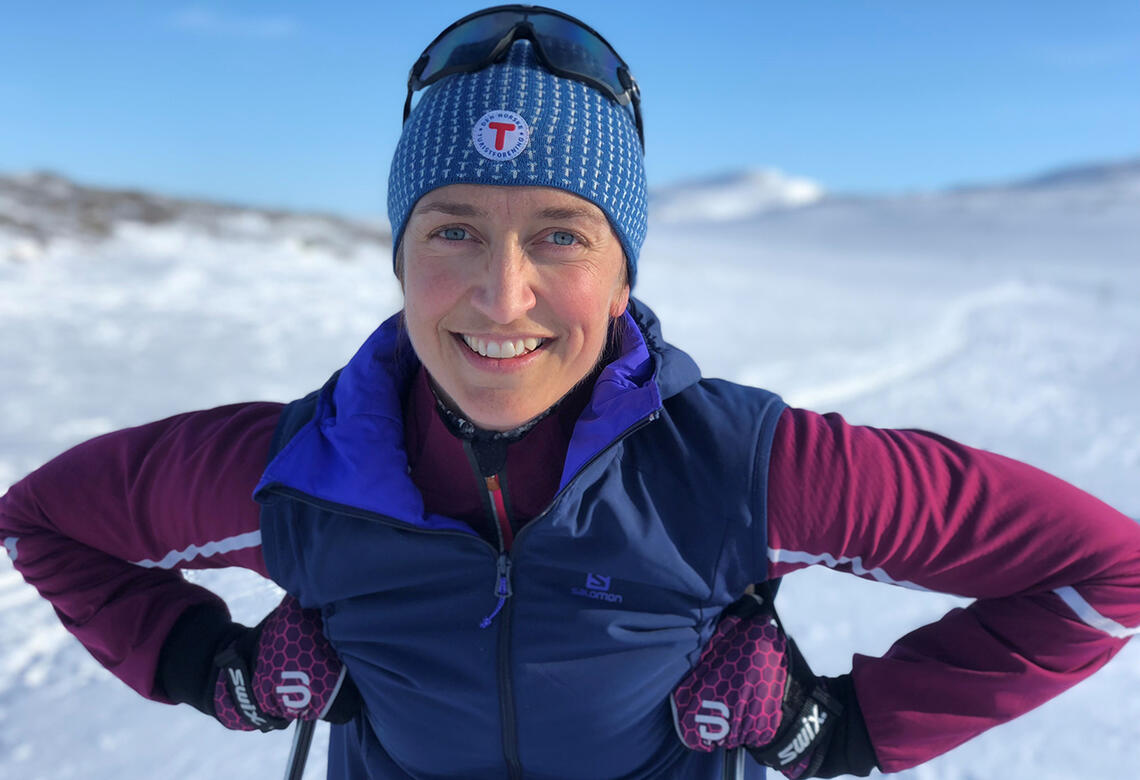 Ingerid Stenvold var aktiv skiløper i sin ungdom og har gull fra junior-NM på merittlista. Ryggproblemer gjorde at hun måtte legge opp, men også som 44-åring liker hun å komme seg ut på ski. (Foto: privat)