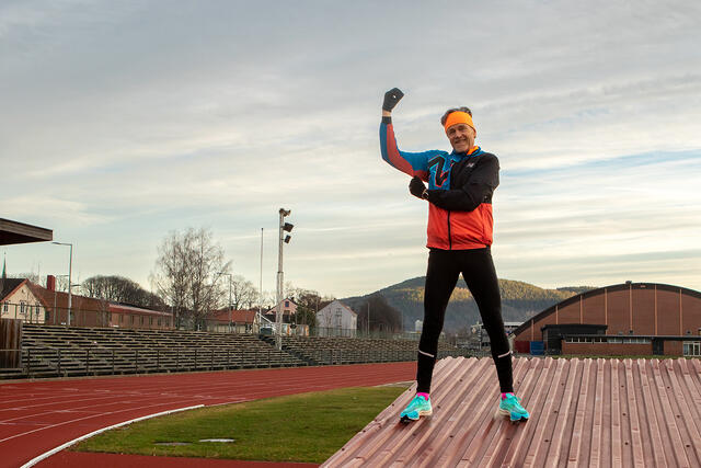 Til tross for – eller på grunn av – vinger på armene løper Cato Thunes begeistret mot sitt mulige maratonmål. (Foto: Alfred Photography)