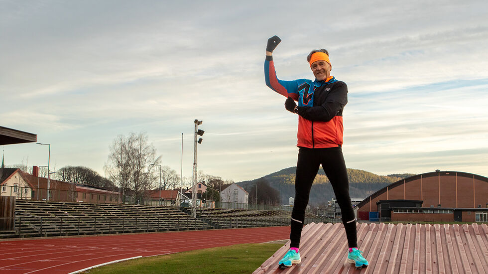 Til tross for – eller på grunn av – vinger på armene løper Cato Thunes begeistret mot sitt mulige maratonmål. (Foto: Alfred Photography)
