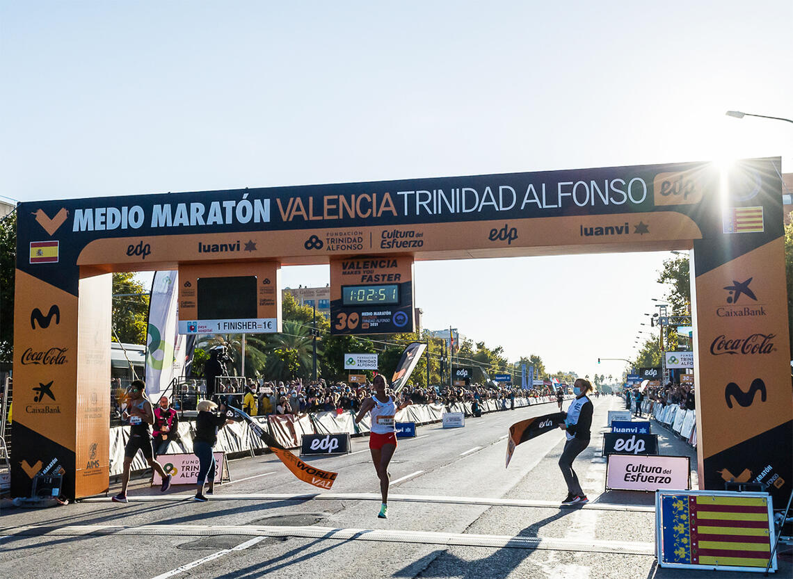 Letesenbet Gidey storma over mål til ei halvmaratontid få trodde var mulig under Valencia Halvmaraton 24. oktober 2021. (Foto: arrangøren)