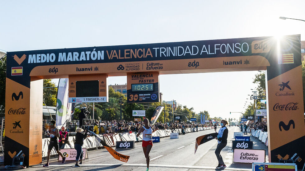 Letesenbet Gidey storma over mål til ei halvmaratontid få trodde var mulig under Valencia Halvmaraton 24. oktober 2021. (Foto: arrangøren)